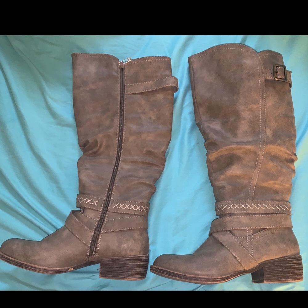 Boots - Picture 2 of 5